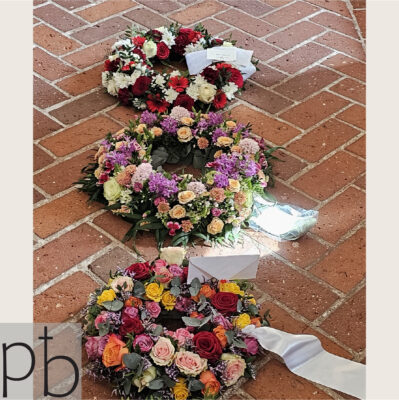 Bårebuketter Birkerød florist med hvide liljer og silkebånd