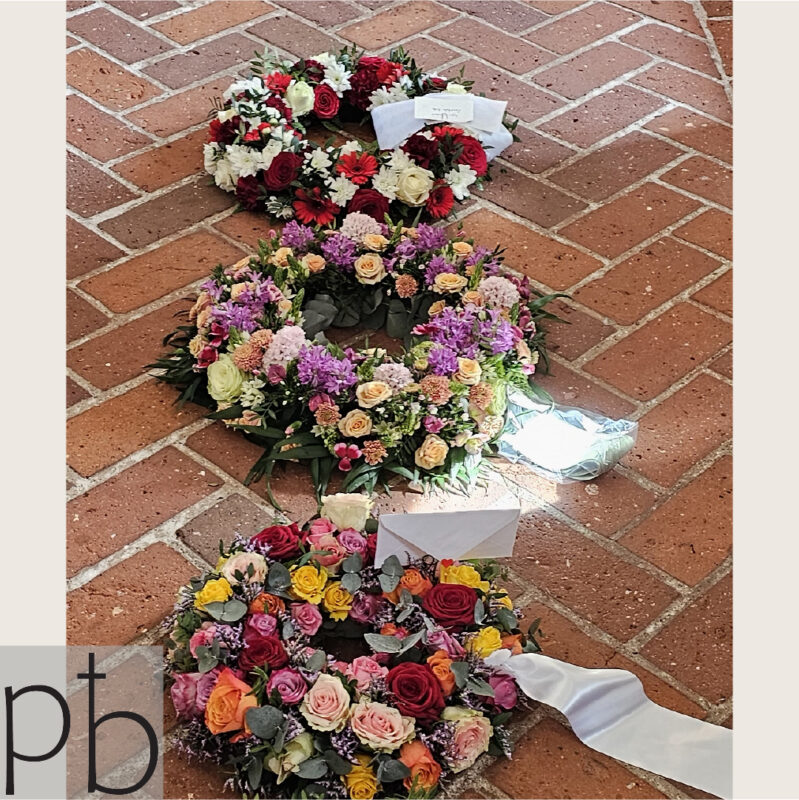 Bårebuketter Birkerød florist med hvide liljer og silkebånd