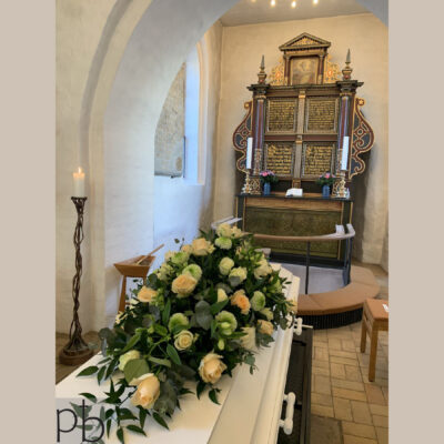 Smukke blomsterarrangementer til begravelse i Brønshøj leveret med respekt