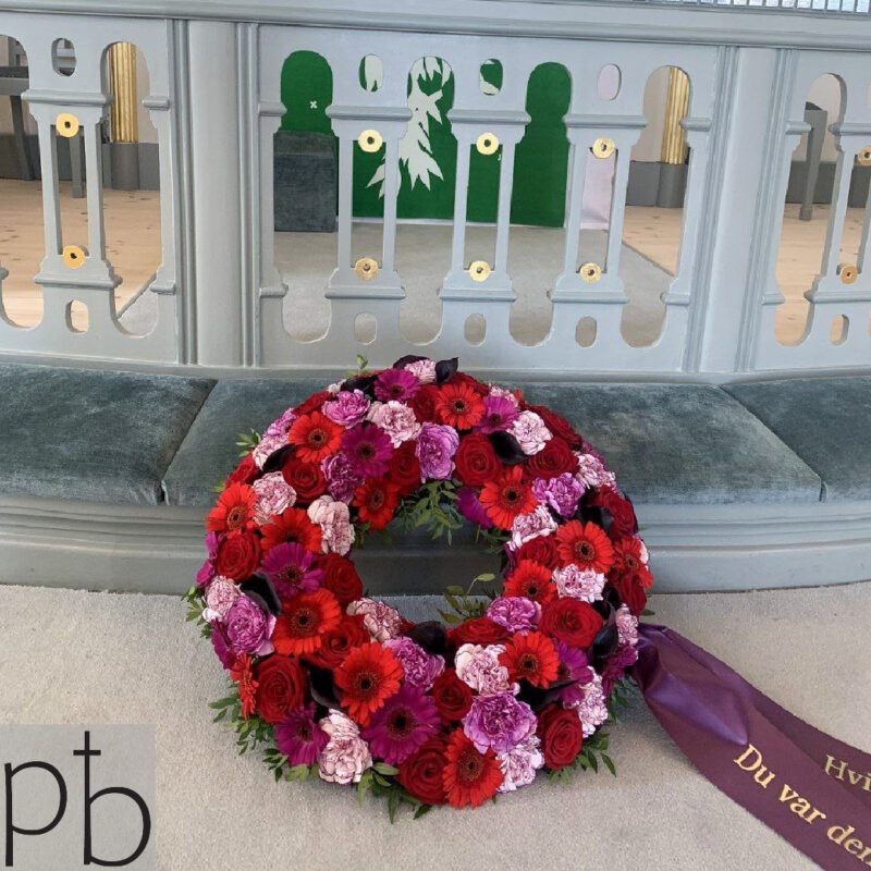 Begravelsesblomsterhandler Frederiksberg med håndbundne buketter og levering til kirke