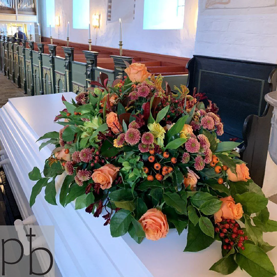 Florist Birkerød begravelse med bårebuketter og kranse i hvide nuancer