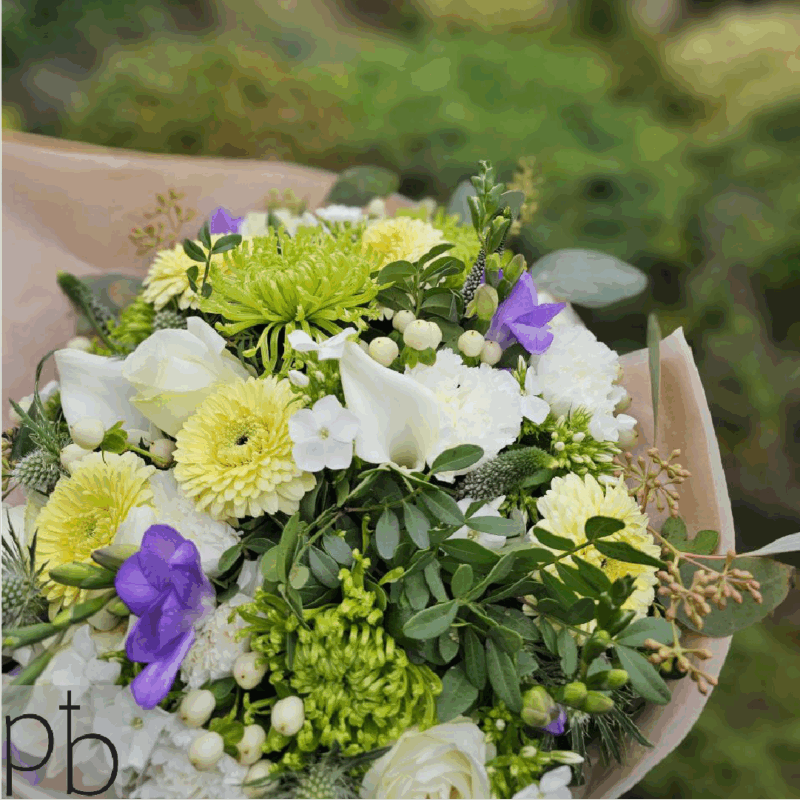 Kondolencebuketter i Birkerød med hvide liljer og personlig hilsen