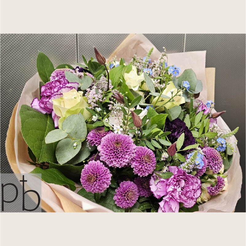 Kondolencebuket med levering i Frederiksberg til kirke og hjem