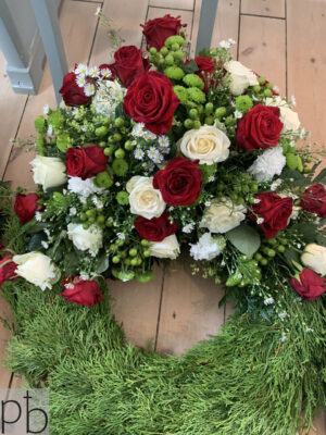 Krans til begravelse Birkerød med bånd og personligt præg