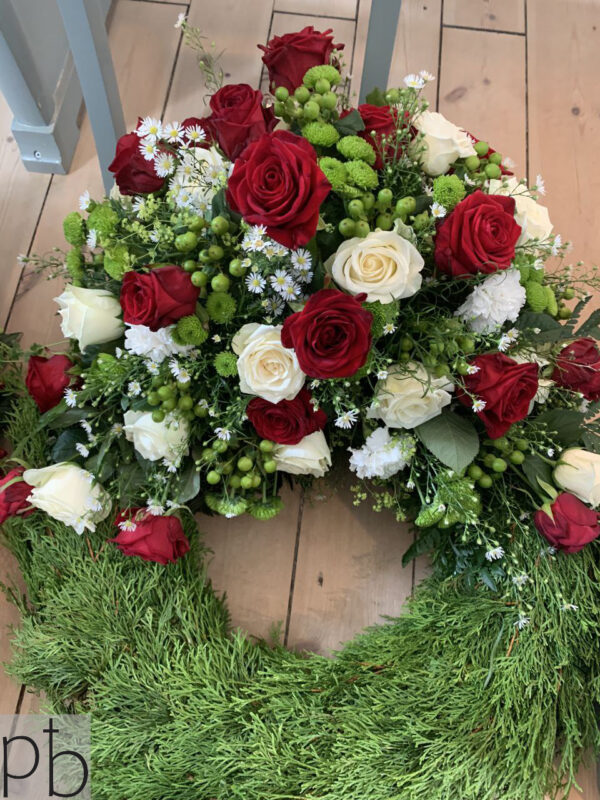 Krans til begravelse Birkerød med bånd og personligt præg