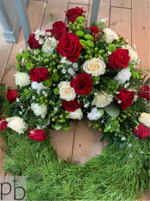 Krans til begravelse i Frederiksberg med blomster og bånd til personlig sidste hilsen