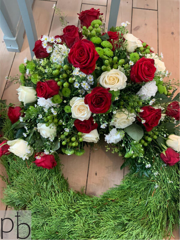 Krans til begravelse i Frederiksberg med blomster og bånd til personlig sidste hilsen