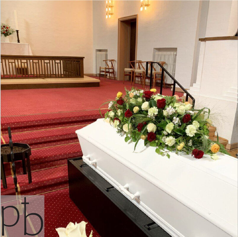 Begravelsesblomster Brønshøj levering med håndbundne bårebuketter i afdæmpede farver, leveret i postnummer 2700