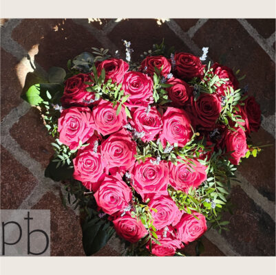 Udbringning af håndbundne begravelsesblomster i Allerød med bårebuketter og kondolencebuketter leveret i postnummer 3450