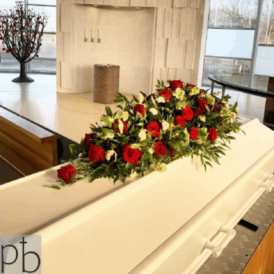 Begravelsesblomster udbringning Birkerød med håndbundne bårebuketter leveret til kirke i postnummer 3460