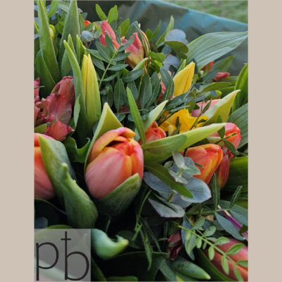 Erfaren florist til begravelse i Allerød binder bårebuketter og kranse til ceremonier i postnummer 3450