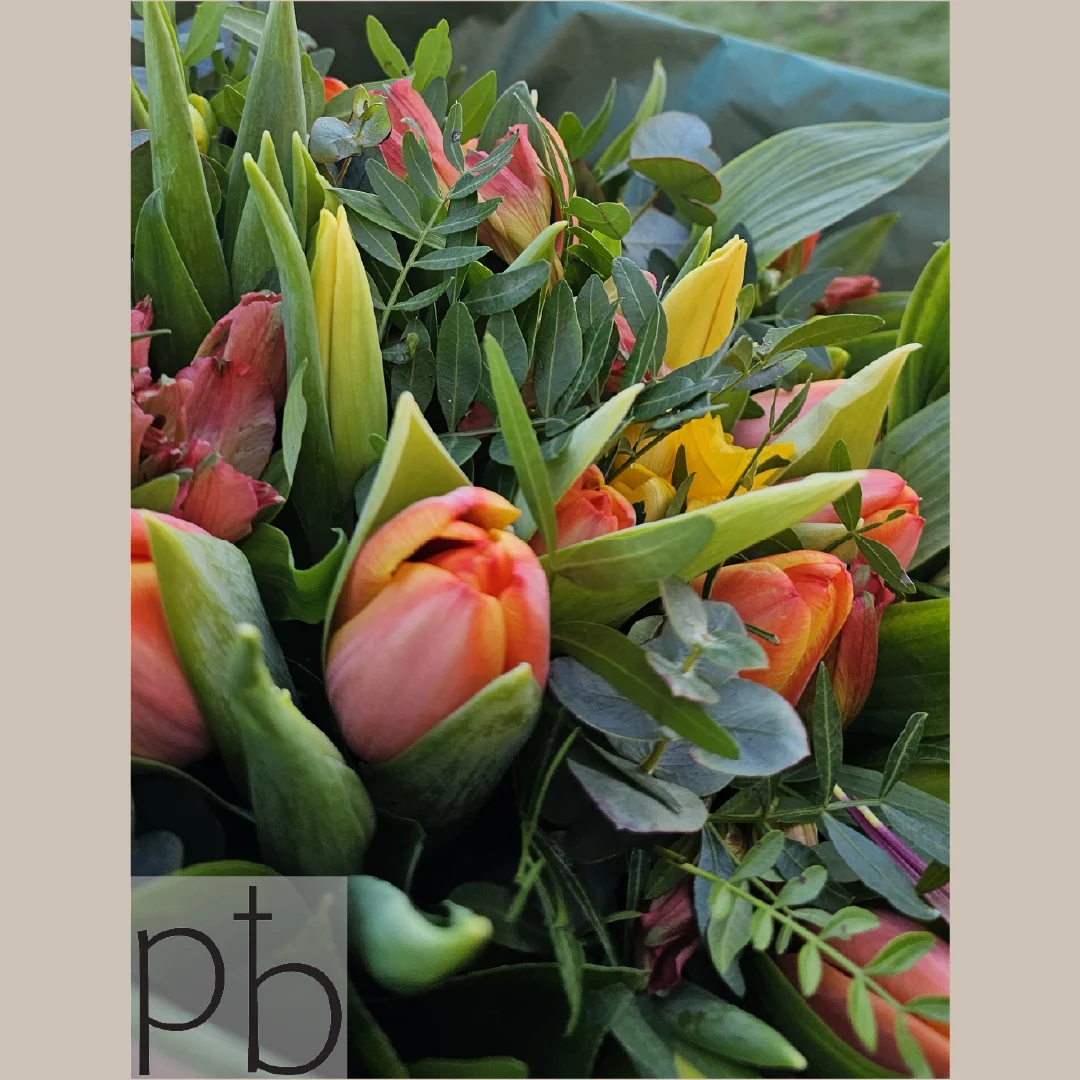 Erfaren florist til begravelse i Allerød binder bårebuketter og kranse til ceremonier i postnummer 3450