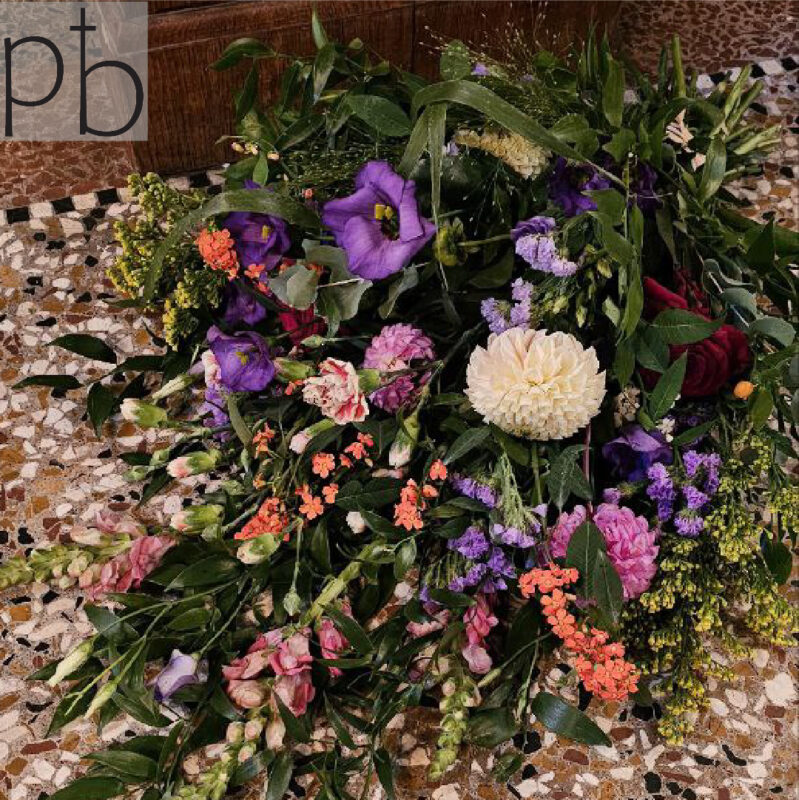 Florist til begravelsesblomster i Hellerup leverer håndbundne bårebuketter og kranse med båndtekst til ceremonier i postnummer 2900