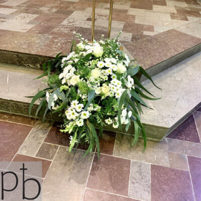 Håndbundet kondolencebuket med hvide liljer, roser og grønt leveret i Allerød (3450)