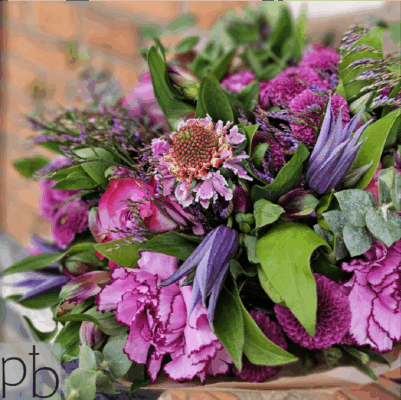 Kondolencebuketter i Brønshøj med hvide liljer, roser og personligt bånd leveret i postnummer 2700