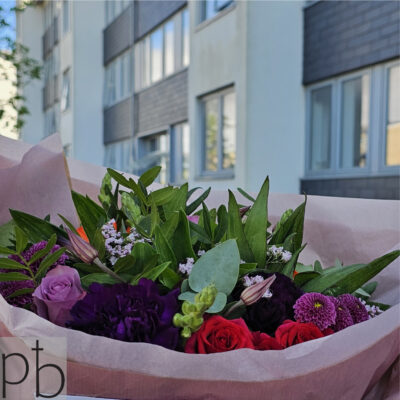 Håndbundet kondolencebuket med hvide liljer og roser leveret i postnummer 3460 Birkerød