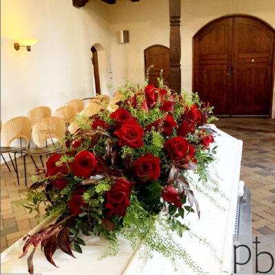 Håndbundet bårebuket og kondolencebuket leveret til begravelse i Allerød (3450)