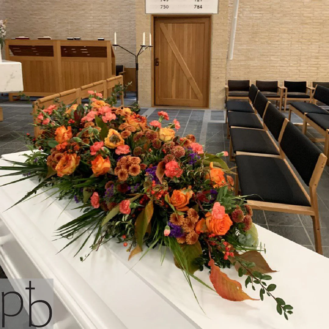 Håndbundne bårebuketter og sorgkranse leveret til ceremonier i Valby postnummer 2500