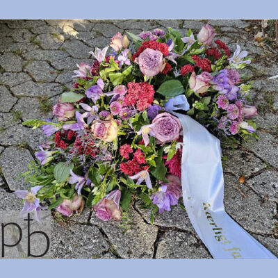 Diskret levering af håndbundne bårebuketter, kranse og kondolencebuketter til begravelse i Farum postnummer 3520
