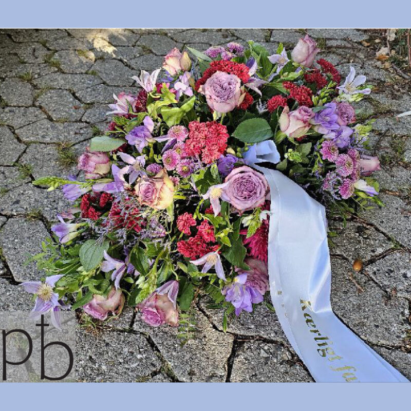 Diskret levering af håndbundne bårebuketter, kranse og kondolencebuketter til begravelse i Farum postnummer 3520