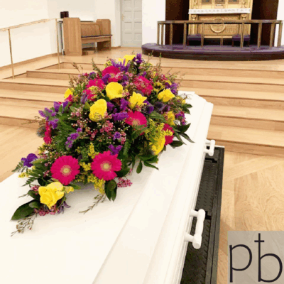 Diskret levering af håndbundne begravelsesblomster, kranse og buketter i Valby postnummer 2500