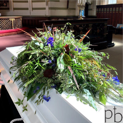 Diskret levering af håndbundne bårebuketter og kranse til begravelse i Farum postnummer 3520