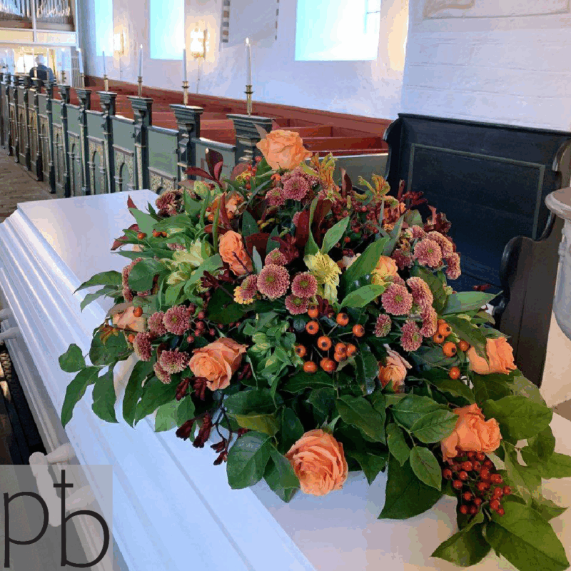 Erfaren begravelsesblomsterhandler i Charlottenlund binder håndbundne bårebuketter og kranse til ceremonier i postnummer 2920