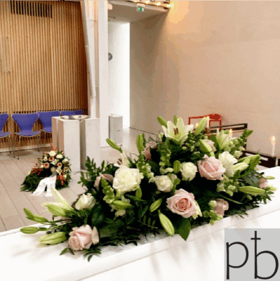 Håndbundne bårebuketter og kranse bundet med liljer, roser og silkebånd leveret i Valby postnummer 2500