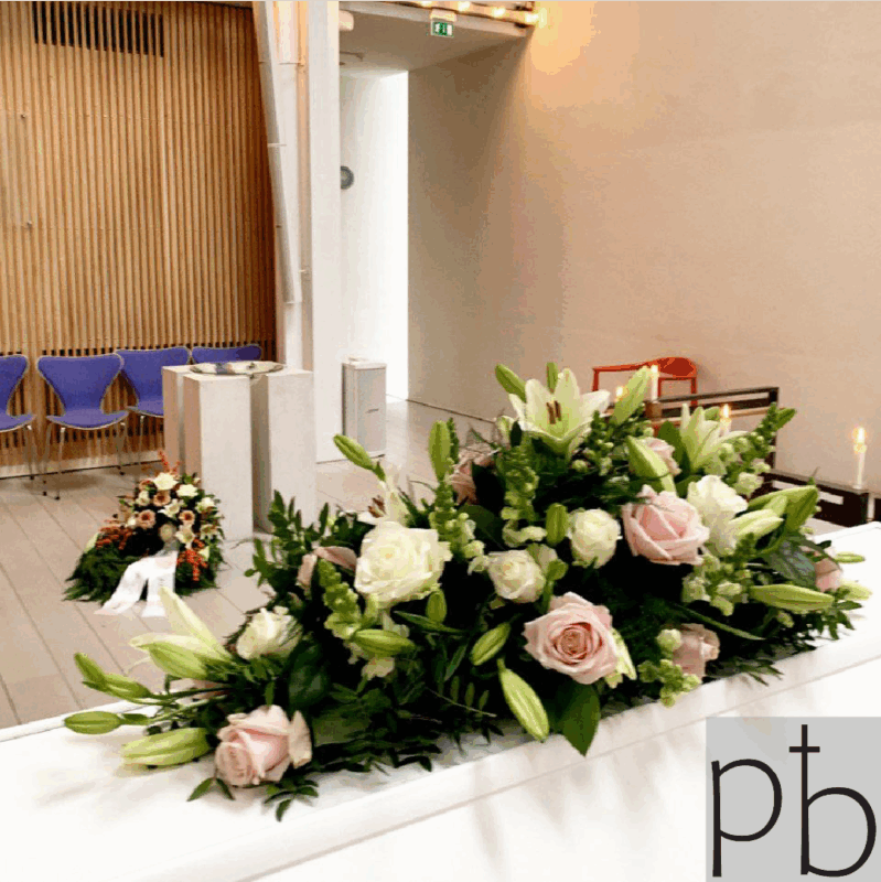 Håndbundne bårebuketter og kranse bundet med liljer, roser og silkebånd leveret i Valby postnummer 2500