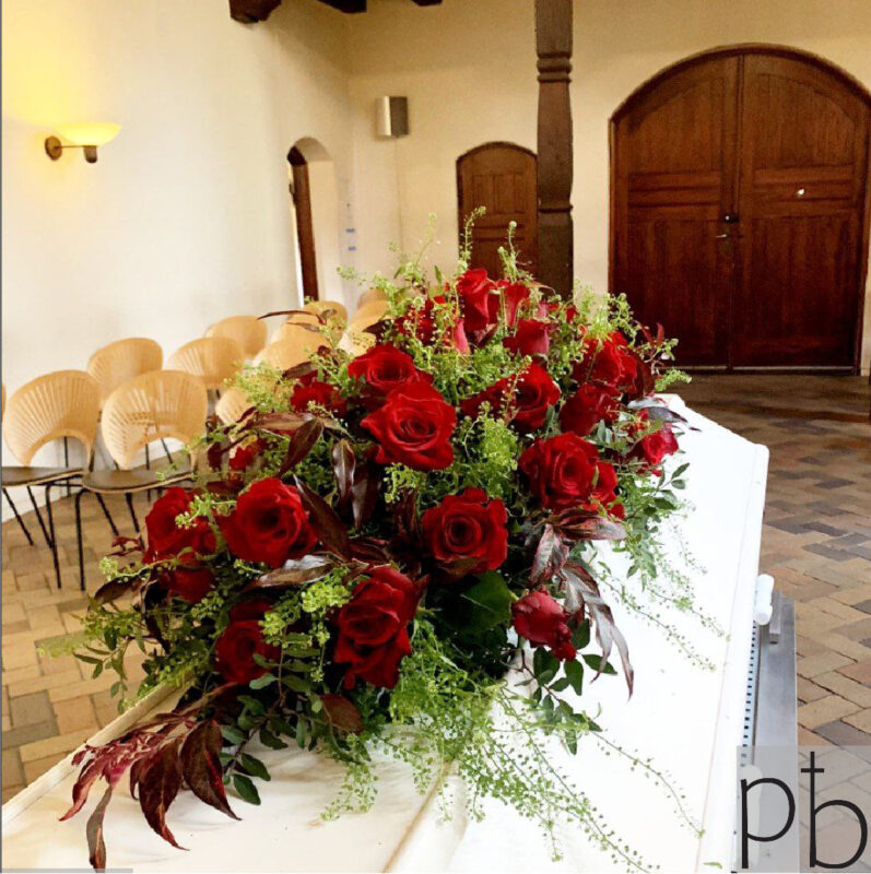 Håndbundne bårebuketter, kondolencebuketter og kranse med hvide liljer, roser og grønne detaljer leveret diskret i Charlottenlund (2920)