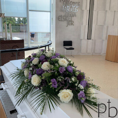 Erfaren florist til begravelse i Farum binder håndbundne bårebuketter, kranse og kistepynt til ceremonier i postnummer 3520