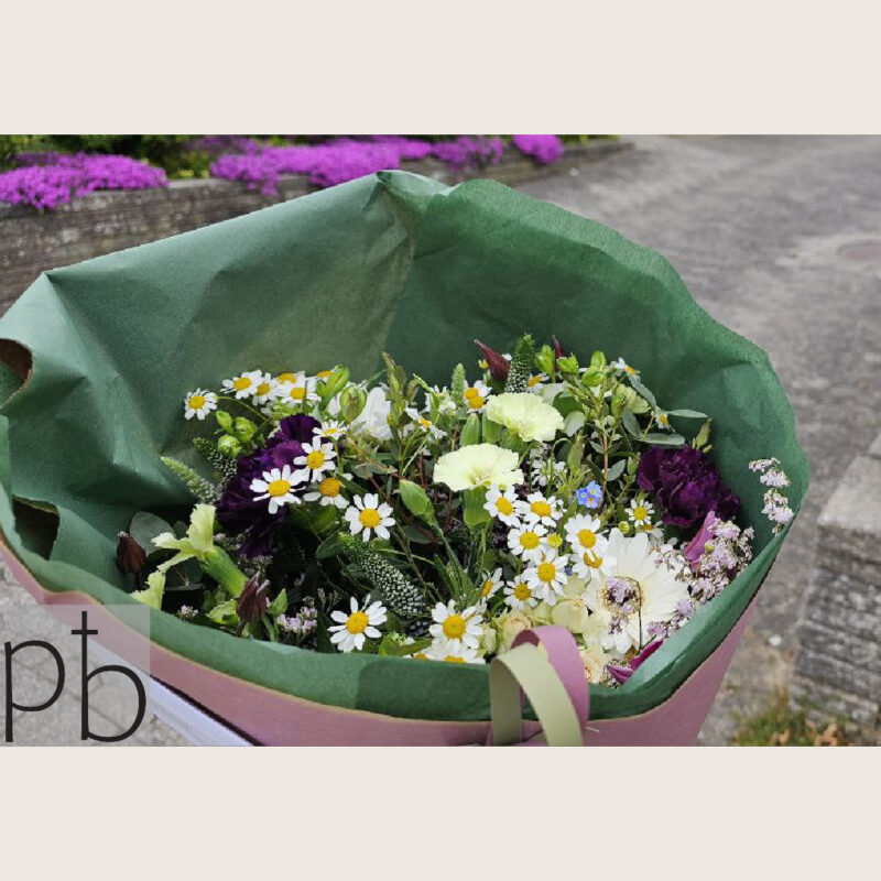 Florist til begravelse i Valby – håndbundne bårebuketter og kranse med personlig hilsen leveret i 2500