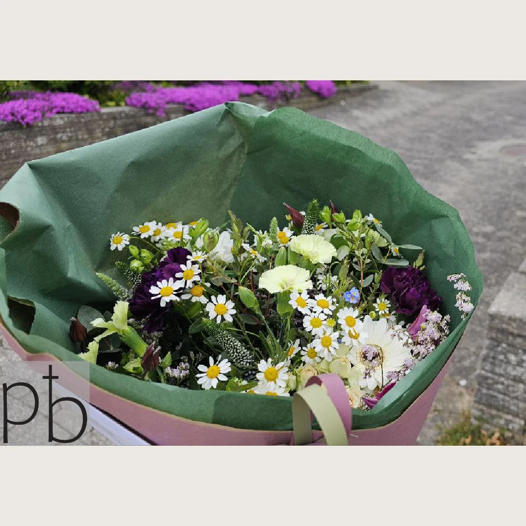 Florist til begravelse i Valby – håndbundne bårebuketter og kranse med personlig hilsen leveret i 2500