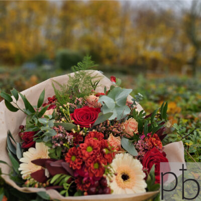 Håndbundet kondolencebuket med hvide liljer, roser og eukalyptus leveret diskret i Hvidovre postnummer 2650