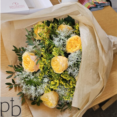 Håndbundet kondolencebuket med hvide liljer, roser og eukalyptus leveret diskret til ceremonier i Valby (2500)