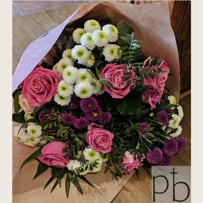 Håndbundet kondolencebuket med hvide liljer, roser og pastelfarvede blomster leveret diskret i Farum postnummer 3520