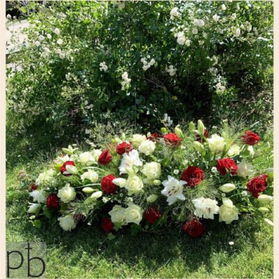 Håndlavet krans til begravelse i Hvidovre med hvide liljer, roser og silkebånd leveret diskret i postnummer 2650