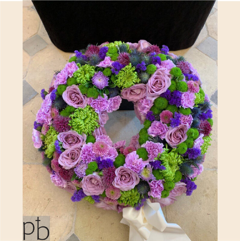 Hjerteformet og klassisk krans til begravelse i Valby, håndbundet med roser, grønt og silkebånd med personlig tekst i postnummer 2500