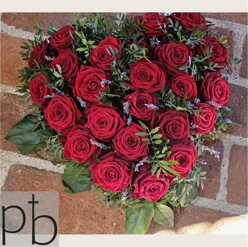 Håndbundne bårebuketter og kondolencebuketter leveret diskret til begravelse i Farum postnummer 3520