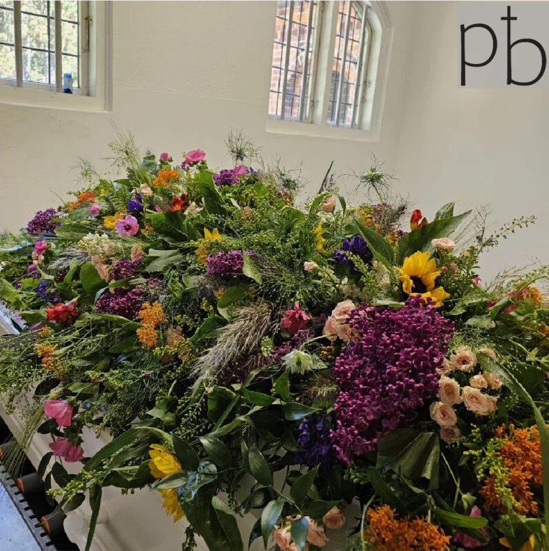 Begravelsesblomster florist Gentofte – smuk buket med respektfuldt udtryk til afsked.