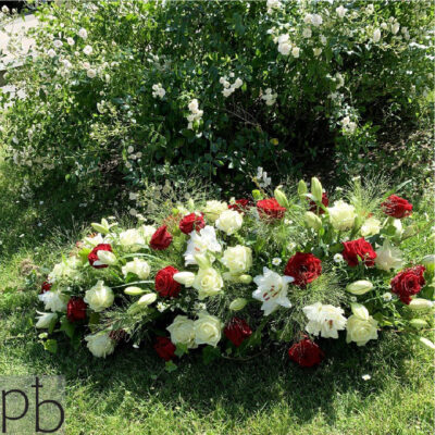 Håndlavet kistepynt med hvide roser og grønne blade leveret af ParadisBlomster i Hørsholm