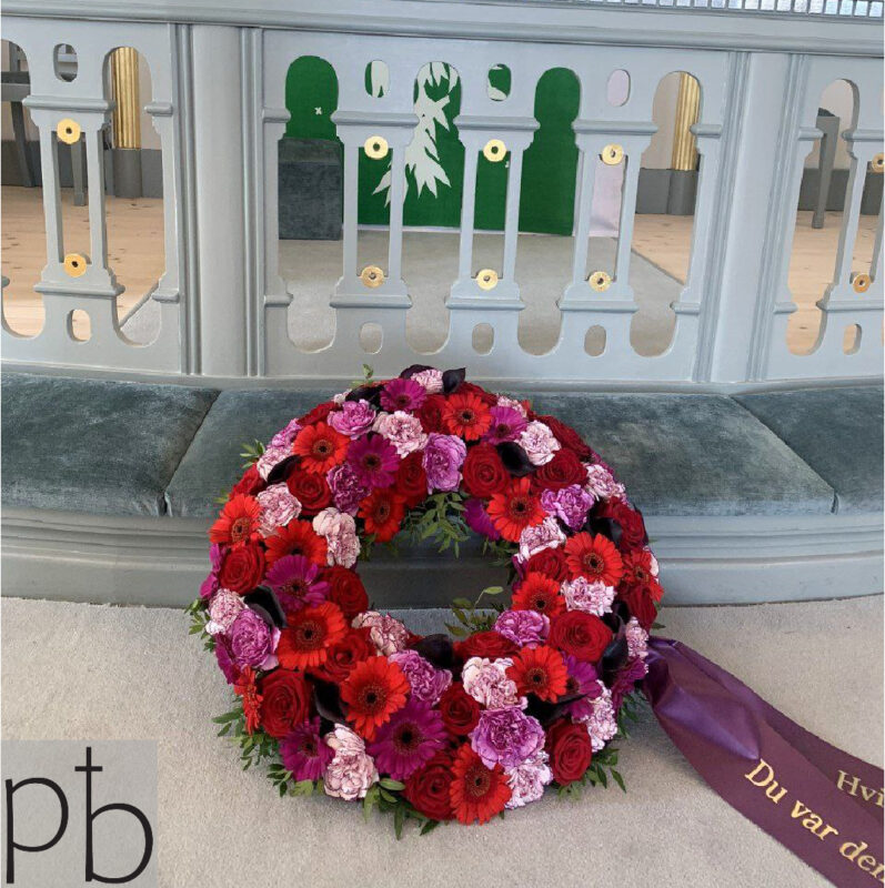 Elegant kondolencebuket med hvide liljer og roser leveret i Gentofte af ParadisBlomster.dk