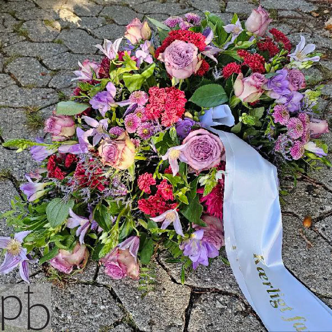 Florist til begravelse Gentofte – håndbundet bårebuket i hvide blomster fra ParadisBlomster.