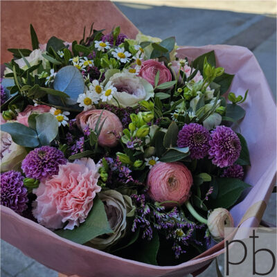 Håndbundet kondolencebuket med hvide liljer, roser og eukalyptus leveret diskret i Charlottenlund (2920)