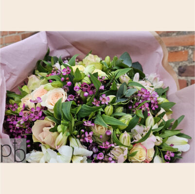 Kondolencebuketter med levering Gentofte – elegant hvid buket bundet af ParadisBlomster.