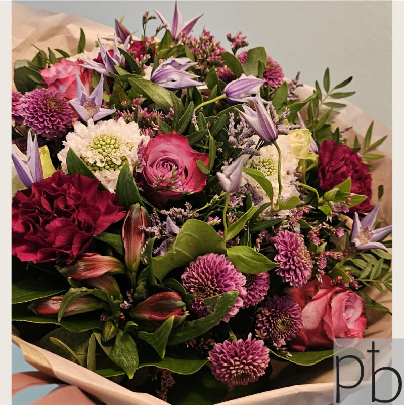 Elegant kondolencebuket i afdæmpede farver leveret i Hørsholm af ParadisBlomster.dk