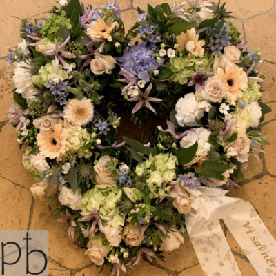 Hvid blomsterkrans med roser og grønt leveret til begravelse i Hørsholm af ParadisBlomster.dk