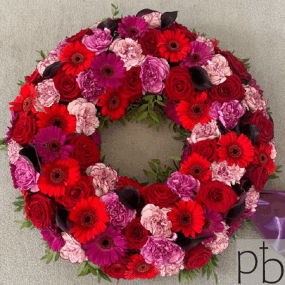 Sorgbuket med hvide liljer og grønne blade leveret til Charlottenlund Kirke som sidste hilsen