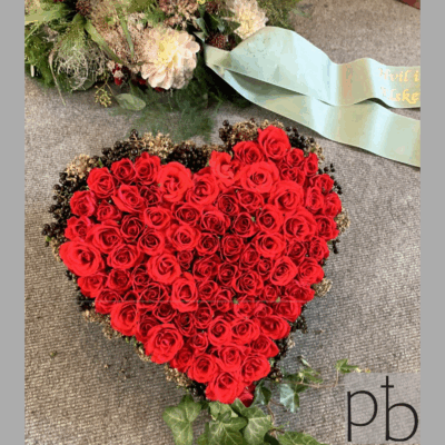 Håndbundne bårebuketter og kondolencebuketter med hvide liljer, roser og eukalyptus leveret diskret til begravelse i Charlottenlund (2920)