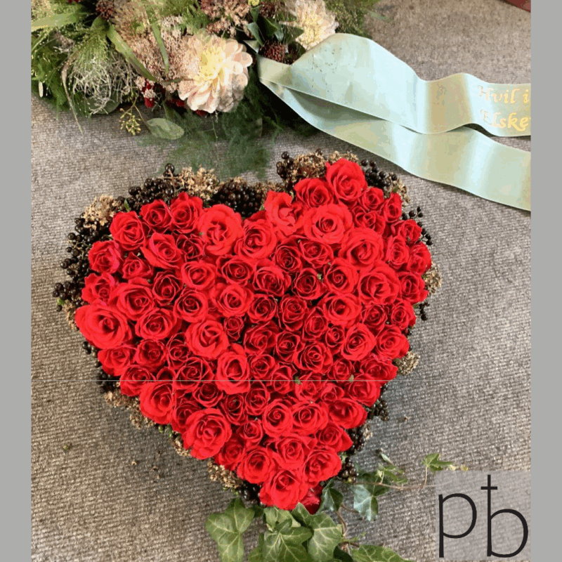 Håndbundne bårebuketter og kondolencebuketter med hvide liljer, roser og eukalyptus leveret diskret til begravelse i Charlottenlund (2920)